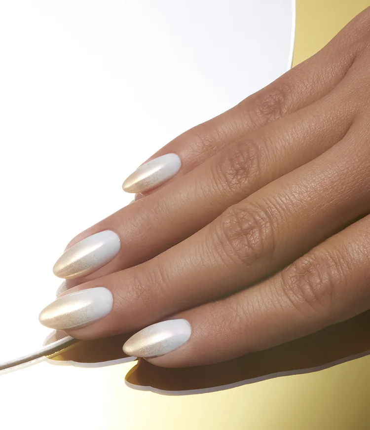 Portu-Gold Ombre White & Gold Chrome Nail Look